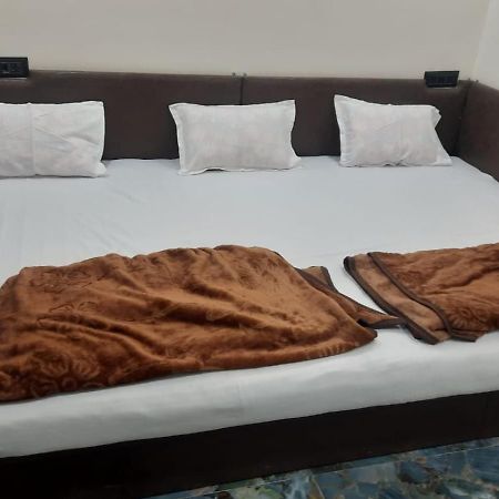 Golden Guest House Ujjain Esterno foto