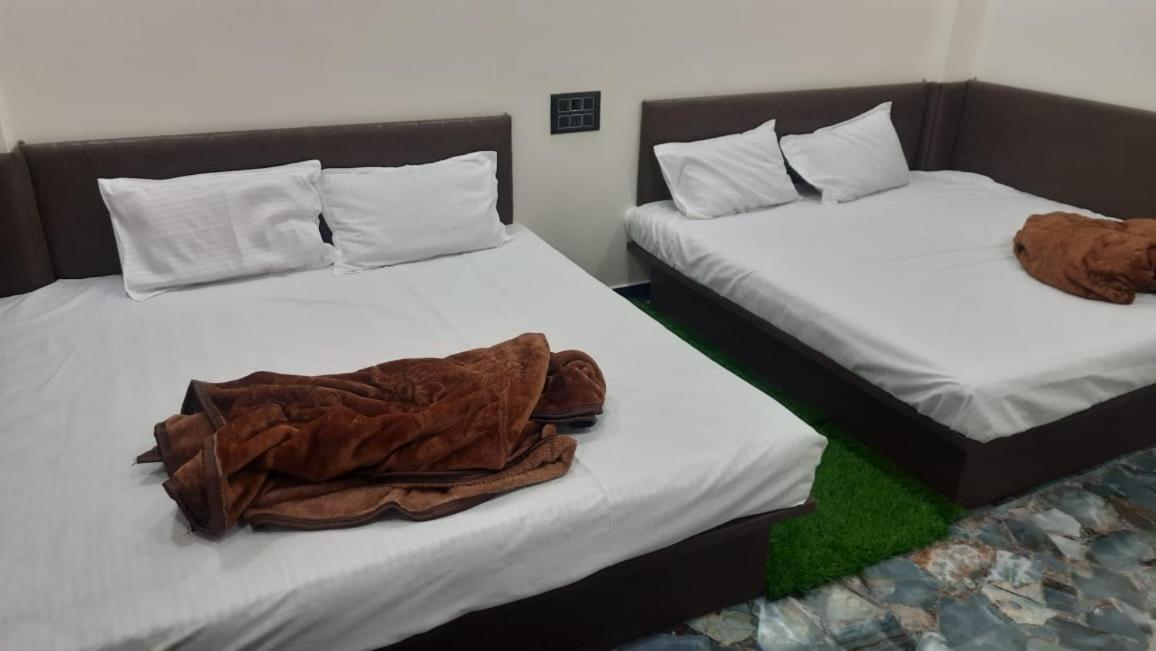 Golden Guest House Ujjain Esterno foto