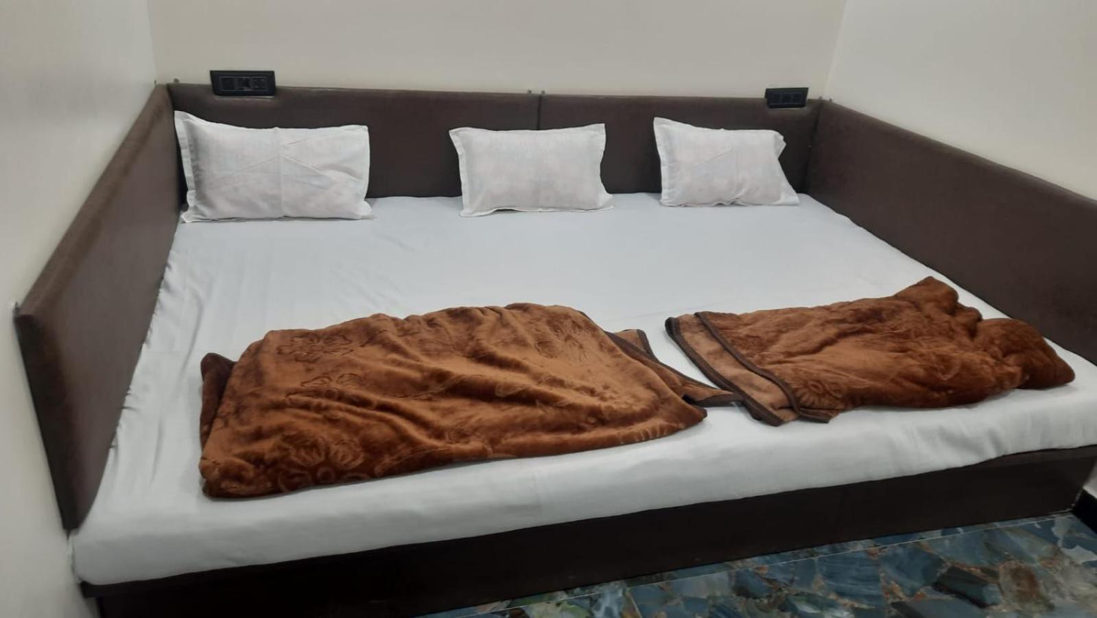 Golden Guest House Ujjain Esterno foto